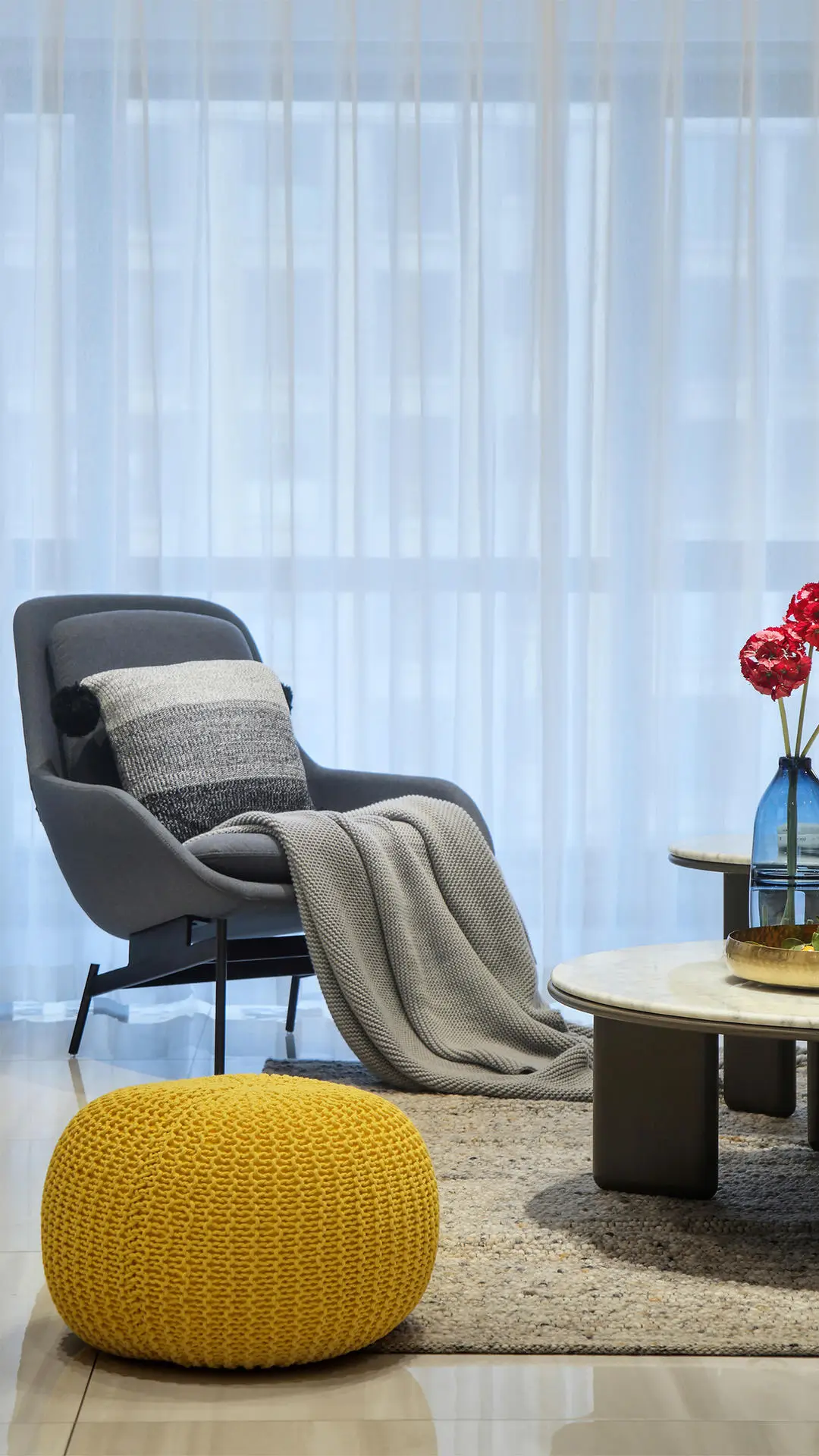 在客厅的顶面、地面以