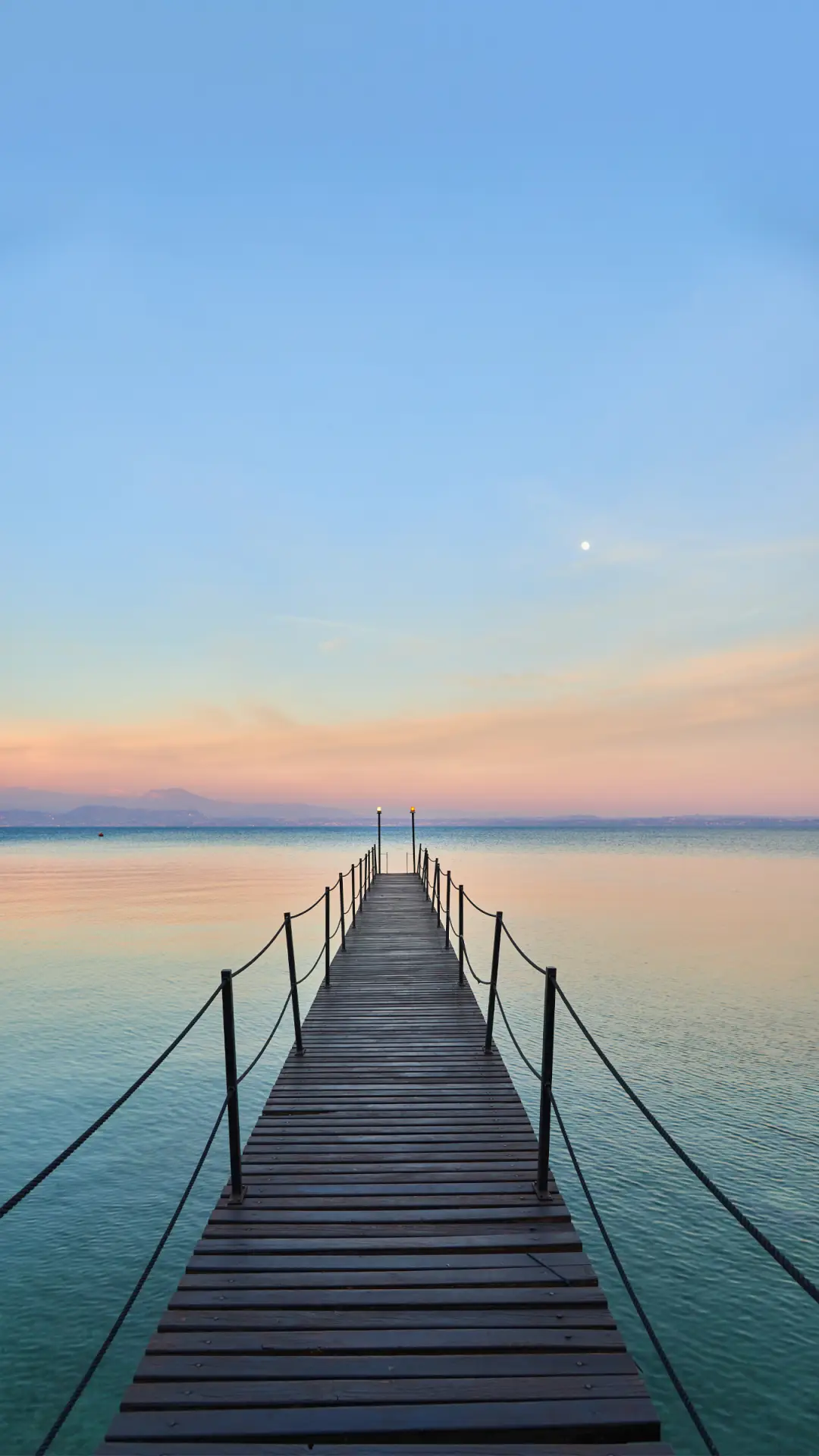 湖边漫步-拍信图库